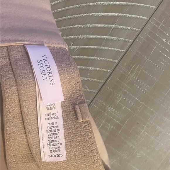 Victoria's Secret Strapless Smooth Nude/Pink Bra - Picture 2 of 3